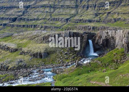 Foladaldafoss, cascade sur la rivière Berufjarðará / Berufjardara traversant les montagnes de Fossarfell en été, Austurland, est de l'Islande Banque D'Images