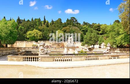 Eau de la source des jardins de la fontaine à Nîmes, Gard, Occitanie, France. Banque D'Images