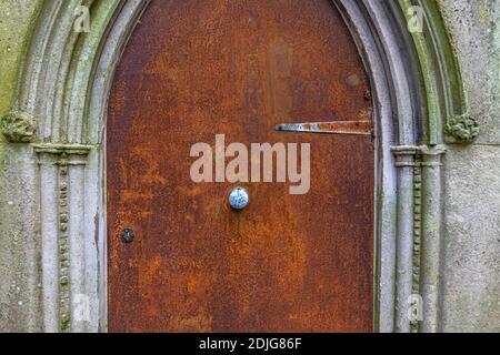 London/UK. 12.2.20. An old crypt door in the atmospheric western part of Highgate Cemetery in north London Stock Photo