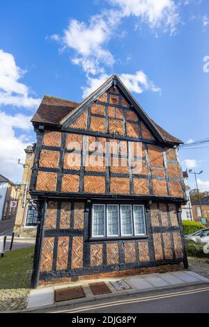 L'élévation du mur latéral à colombages et la brique d'un bâtiment faisant partie de l'hôtel Spread Eagle, une auberge historique de coaching, South Street, Midhurst Banque D'Images