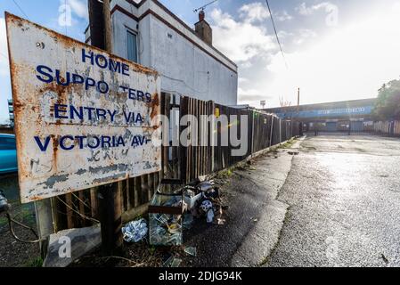 Panneau en décomposition rouillé dans les tourniquets d'entrée de Fairfax Drive vers le stade Roots Hall, qui abrite le Southend United football Club dans un quartier résidentiel Banque D'Images