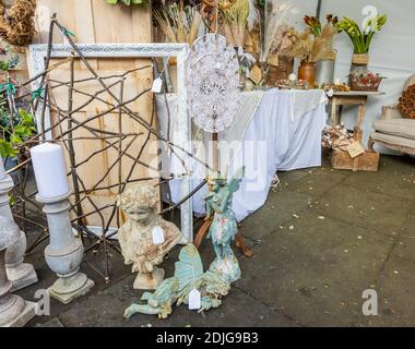 Statues et éphémères en vente dans un stand à la foire d'hiver du pays Brocante en décembre à Market Square, Midhurst, West Sussex Banque D'Images