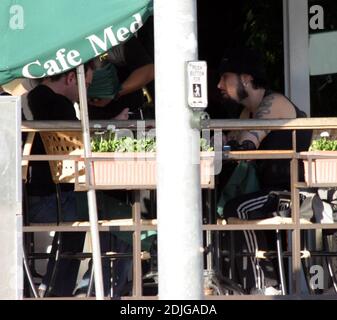 Exclusif !! Dave Navarro, hubby de Carmen Electra, a un déjeuner à West Hollywood, CA. Avec un ami et apporte son sac Channel designer et des lunettes de soleil qui donneraient à Nicole Richie une course pour son argent. 1/5/06 [[rac]] Banque D'Images