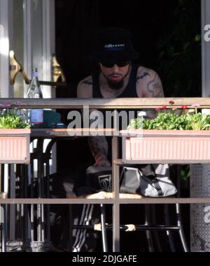 Exclusif !! Dave Navarro, hubby de Carmen Electra, a un déjeuner à West Hollywood, CA. Avec un ami et apporte son sac Channel designer et des lunettes de soleil qui donneraient à Nicole Richie une course pour son argent. 1/5/06 [[rac]] Banque D'Images