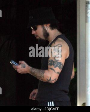 Exclusif !! Dave Navarro, hubby de Carmen Electra, a un déjeuner à West Hollywood, CA. Avec un ami et apporte son sac Channel designer et des lunettes de soleil qui donneraient à Nicole Richie une course pour son argent. 1/5/06 [[rac]] Banque D'Images