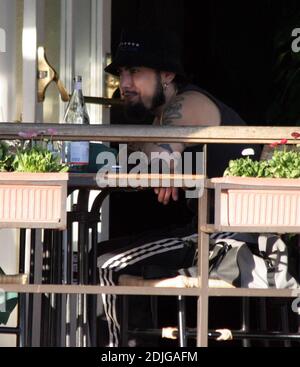 Exclusif !! Dave Navarro, hubby de Carmen Electra, a un déjeuner à West Hollywood, CA. Avec un ami et apporte son sac Channel designer et des lunettes de soleil qui donneraient à Nicole Richie une course pour son argent. 1/5/06 [[rac]] Banque D'Images