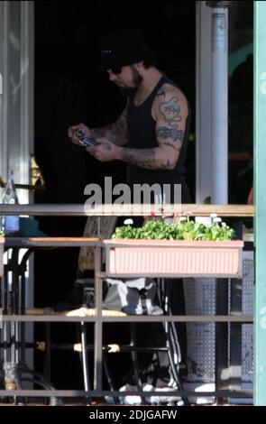 Exclusif !! Dave Navarro, hubby de Carmen Electra, a un déjeuner à West Hollywood, CA. Avec un ami et apporte son sac Channel designer et des lunettes de soleil qui donneraient à Nicole Richie une course pour son argent. 1/5/06 [[rac]] Banque D'Images