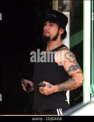 Exclusif !! Dave Navarro, hubby de Carmen Electra, a un déjeuner à West Hollywood, CA. Avec un ami et apporte son sac Channel designer et des lunettes de soleil qui donneraient à Nicole Richie une course pour son argent. 1/5/06 [[rac]] Banque D'Images