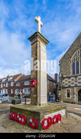 Des couronnes de coquelicot sont déposées à la base du mémorial de guerre de Church Hill, Midhurst, une ville de West Sussex, au sud-est de l'Angleterre Banque D'Images