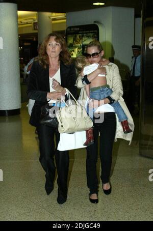 Kate Moss partant à l'aéroport de Maimi avec sa mère Linda et sa fille Lila Grace, 2/6/06 Banque D'Images