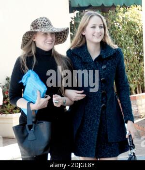 Leelee Sobieski lunch avec sa mère à l'apparence semblable Elizabeth au Cafe Med à West Hollywood, CA. Leelee, qui parle couramment le français, a dit "Bonjour" aux photographes en attente alors qu'elle se dirigeait vers sa voiture avec sa mère, écrivain.02/09/06 [[ral]] Banque D'Images