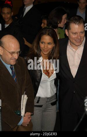 La première « Merci de fumer » du musée d'art moderne de New York, New York, New York. Parmi les célébrités présentes, mentionnons Halle Berry, Robert Duvall et Sharon Brophy. 3/12/06 Banque D'Images