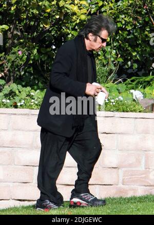 Al Pacino, portant sa marque de commerce noire, prend deux tasses de café pour une visite dimanche après-midi dans la maison d'un ami. Santa Monica, Californie 03/12/06 Banque D'Images