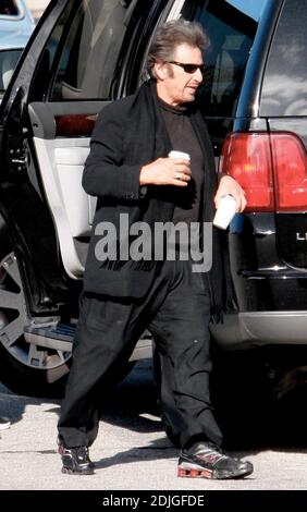 Al Pacino, portant sa marque de commerce noire, prend deux tasses de café pour une visite dimanche après-midi dans la maison d'un ami. Santa Monica, Californie 03/12/06 Banque D'Images