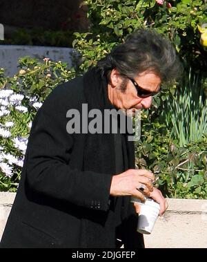 Al Pacino, portant sa marque de commerce noire, prend deux tasses de café pour une visite dimanche après-midi dans la maison d'un ami. Santa Monica, Californie 03/12/06 Banque D'Images