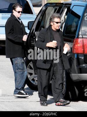 Al Pacino, portant sa marque de commerce noire, prend deux tasses de café pour une visite dimanche après-midi dans la maison d'un ami. Santa Monica, Californie 03/12/06 Banque D'Images