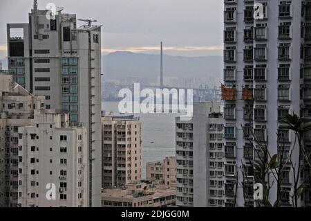 Vue sur la région portuaire et l'architecture de Hong Kong, en novembre 2018. Le pont suspendu Tsing Ma est en arrière-plan. Ernie Mastroianni photo Banque D'Images