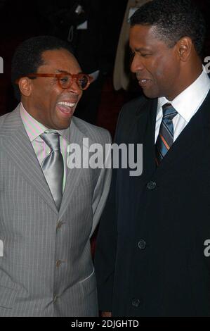 Inside Man World first, Ziegfeld Theatre - New York, NY. Parmi les célébrités qui y assistaient, mentionnons Darryl Mitchell, Cassandra Freeman, Jodie Foster, James Ransone, Kim Director, Wesley Snipes, Brian Grazer, Clive Owen, Lynn Whitfield, Spike Lee Willem Dafoe et Denzel Washington. 3/20/06 Banque D'Images