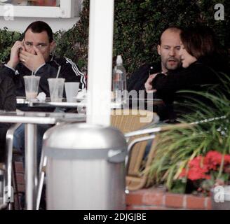 Exclusif !! Comment Hollywood! Vinnie Jones et Jason Statham déjeunent à l'occasion d'un hangout de célébrités, Fred Segal, à Los Angeles, Californie. Le duo s'est assis sous les auvents un lundi pluvieux en sirotant des smoothies et en discutant entre eux pendant plus d'une heure. 02/27/06 Banque D'Images