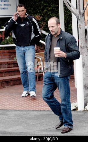 Exclusif !! Comment Hollywood! Vinnie Jones et Jason Statham déjeunent à l'occasion d'un hangout de célébrités, Fred Segal, à Los Angeles, Californie. Le duo s'est assis sous les auvents un lundi pluvieux en sirotant des smoothies et en discutant entre eux pendant plus d'une heure. 02/27/06 Banque D'Images