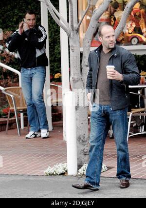 Exclusif !! Comment Hollywood! Vinnie Jones et Jason Statham déjeunent à l'occasion d'un hangout de célébrités, Fred Segal, à Los Angeles, Californie. Le duo s'est assis sous les auvents un lundi pluvieux en sirotant des smoothies et en discutant entre eux pendant plus d'une heure. 02/27/06 Banque D'Images