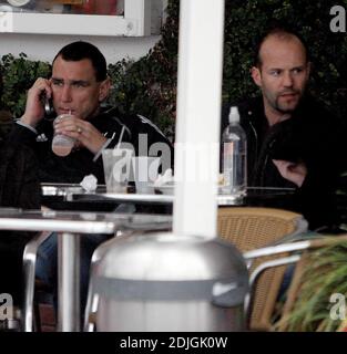 Exclusif !! Comment Hollywood! Vinnie Jones et Jason Statham déjeunent à l'occasion d'un hangout de célébrités, Fred Segal, à Los Angeles, Californie. Le duo s'est assis sous les auvents un lundi pluvieux en sirotant des smoothies et en discutant entre eux pendant plus d'une heure. 02/27/06 Banque D'Images