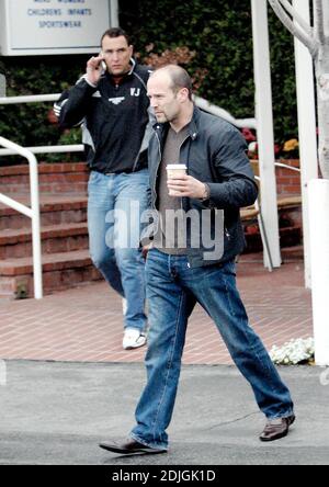 Exclusif !! Comment Hollywood! Vinnie Jones et Jason Statham déjeunent à l'occasion d'un hangout de célébrités, Fred Segal, à Los Angeles, Californie. Le duo s'est assis sous les auvents un lundi pluvieux en sirotant des smoothies et en discutant entre eux pendant plus d'une heure. 02/27/06 Banque D'Images