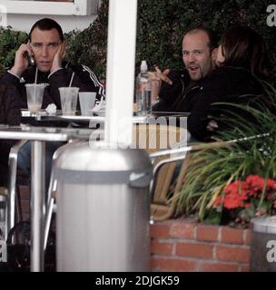 Exclusif !! Comment Hollywood! Vinnie Jones et Jason Statham déjeunent à l'occasion d'un hangout de célébrités, Fred Segal, à Los Angeles, Californie. Le duo s'est assis sous les auvents un lundi pluvieux en sirotant des smoothies et en discutant entre eux pendant plus d'une heure. 02/27/06 Banque D'Images