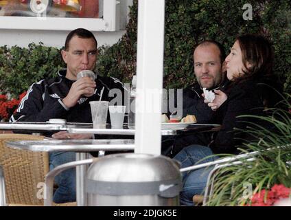 Exclusif !! Comment Hollywood! Vinnie Jones et Jason Statham déjeunent à l'occasion d'un hangout de célébrités, Fred Segal, à Los Angeles, Californie. Le duo s'est assis sous les auvents un lundi pluvieux en sirotant des smoothies et en discutant entre eux pendant plus d'une heure. 02/27/06 Banque D'Images