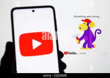 Ukraine. 14 décembre 2020. Sur cette photo, un logo Youtube apparaît sur un smartphone. Les utilisateurs ont signalé le problème et la panne de l'application youtube. Les utilisateurs rencontraient une page blanche avec des messages d'erreur indiquant « une erreur s'est produite » accompagnés d'un singe portant un marteau dans le service vidéo YouTube, mais plus tard, le problème semble avoir été résolu. Le problème touchait principalement la région européenne, ainsi que la côte est des États-Unis, le Japon, l'Australie et la Malaisie. Crédit : SOPA Images Limited/Alamy Live News Banque D'Images