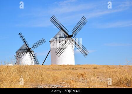 Vieux moulins à vent à Campo de Criptana, photo de carte postale. Banque D'Images