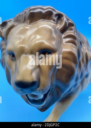 Gros plan vertical d'une figurine en porcelaine d'époque arrière-plan bleu Banque D'Images