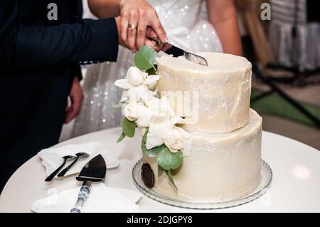 Le gâteau de mariage. Buffet de mariage. Gâteau décoré de roses Banque D'Images