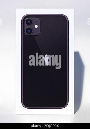 Une image de la boîte de l'iPhone 11 d'Apple vue de l'avant. Banque D'Images