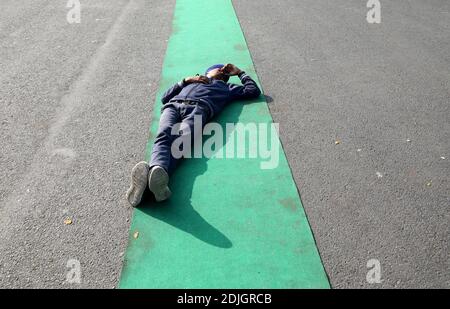 Delhi, Inde. 14 décembre 2020. Un manifestant dort sur le terrain pendant la manifestation.les dirigeants des syndicats d'agriculteurs qui protestent contre les nouvelles lois agricoles du Centre sont en grève de la faim d'une journée. Les agriculteurs vont également organiser des manifestations dans tout le pays. La grève de la faim entre 8 h et 5 h fait partie du plan des agriculteurs pour intensifier leur agitation. Crédit : SOPA Images Limited/Alamy Live News Banque D'Images