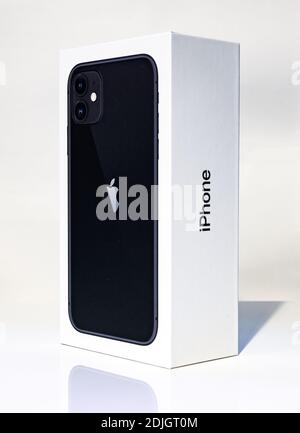 Une image de la boîte de l'iPhone 11 d'Apple vue de côté. Banque D'Images