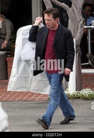 Exclusif !! Michael J Fox et la femme Tracy Polan Shop à Fred Segal à Los Angeles, ca. Fox, qui souffre de la maladie de Parkinson, a eu des tremblements visibles et a gardé ses mains dans ses poches la plupart du temps. 5/3/06 [[rac]] Banque D'Images