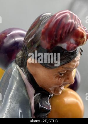 Une photo verticale d'une vieille femme en porcelaine figurines visage Banque D'Images