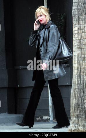 Exclusif !! Melanie Griffith semblait visiblement contrariée lorsqu'elle bavardait sur son téléphone en route vers sa réunion AA régulière à West Hollywood, Californie. 3/31/06 Banque D'Images