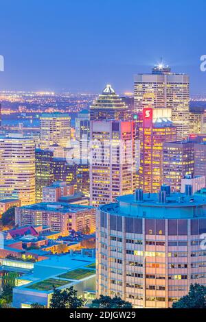 Gratte-ciel illuminés dans le quartier financier du centre-ville de Montréal, Québec, Canada la nuit. Banque D'Images