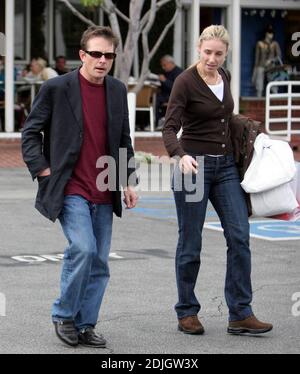 Exclusif !! Michael J Fox et la femme Tracy Polan Shop à Fred Segal à Los Angeles, ca. Fox, qui souffre de la maladie de Parkinson, a eu des tremblements visibles et a gardé ses mains dans ses poches la plupart du temps. 5/3/06 [[rac]] Banque D'Images