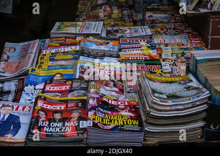 Cracovie, Pologne. 09e décembre 2020. Les magazines hebdomadaires polonais sont en vente sur le marché de Stary Kleparz. Crédit : SOPA Images Limited/Alamy Live News Banque D'Images
