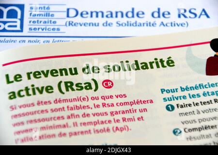 France. 14 décembre 2020. Dans cette illustration, un article de presse est placé sur le formulaire de demande « revenu de Solidarite Active » (RSA). Lié à la pandémie Covid-19, l'augmentation des bénéficiaires du « revenu de Solidarite Active » (RSA) a été estimée à 8.5 % pour l'année 2020, en France. Crédit : SOPA Images Limited/Alamy Live News Banque D'Images