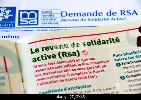 France. 14 décembre 2020. Dans cette illustration, un article de presse est placé sur le formulaire de demande « revenu de Solidarite Active » (RSA). Lié à la pandémie Covid-19, l'augmentation des bénéficiaires du « revenu de Solidarite Active » (RSA) a été estimée à 8.5 % pour l'année 2020, en France. Crédit : SOPA Images Limited/Alamy Live News Banque D'Images