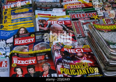 Cracovie, Pologne. 09e décembre 2020. Les magazines hebdomadaires polonais sont en vente sur le marché de Stary Kleparz. Crédit : SOPA Images Limited/Alamy Live News Banque D'Images
