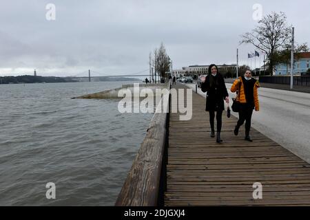 Lisbonne, Portugal. 13 décembre 2020. Deux femmes marchent près d'une passerelle dans la zone doca das colunas, Lisbonne. Crédit : SOPA Images Limited/Alamy Live News Banque D'Images