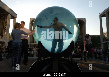 David Blaine s'immerge dans 2,000 gallons d'eau salée dans le lincoln Center Plaza pendant une semaine avant d'aller pour un record mondial en matière de retenue à souffle. Sa finale à couper le souffle sera retransmise en direct le 8 mai dans le cadre d'une émission spéciale ABC de deux heures intitulée « sured Alive ». Lincoln Center - New York, NY 5/4/06 Banque D'Images