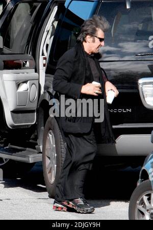 Al Pacino, portant sa marque de commerce noire, prend deux tasses de café pour une visite dimanche après-midi dans la maison d'un ami. Santa Monica, Californie 03/12/06 Banque D'Images