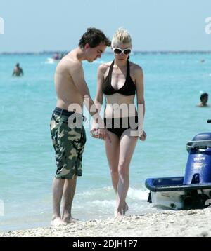 Exclusif !! Love Blooms pour Frankie Muniz et la fiancée Jamie Gandy sur Miami Beach. Le couple collecta des coquillages ensemble et s'embrassa dans le surf pendant le tournage du nouveau film de Frankies « My Sexest Year ». 5/5/06 Banque D'Images