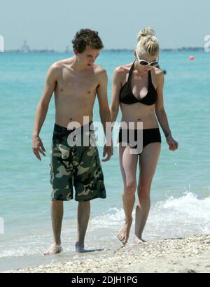Exclusif !! Love Blooms pour Frankie Muniz et la fiancée Jamie Gandy sur Miami Beach. Le couple collecta des coquillages ensemble et s'embrassa dans le surf pendant le tournage du nouveau film de Frankies « My Sexest Year ». 5/5/06 Banque D'Images